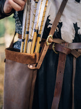 Load image into Gallery viewer, Leather Waist Quiver