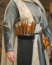 Load image into Gallery viewer, Leather Waist Quiver
